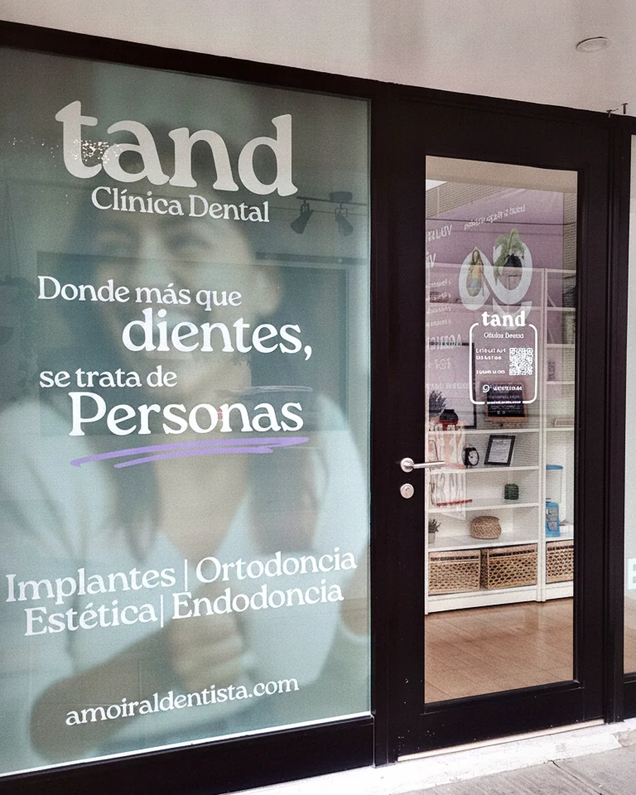 Fachada de TAND Clínica Dental en Querétaro, con el lema Donde más que dientes, se trata de Personas